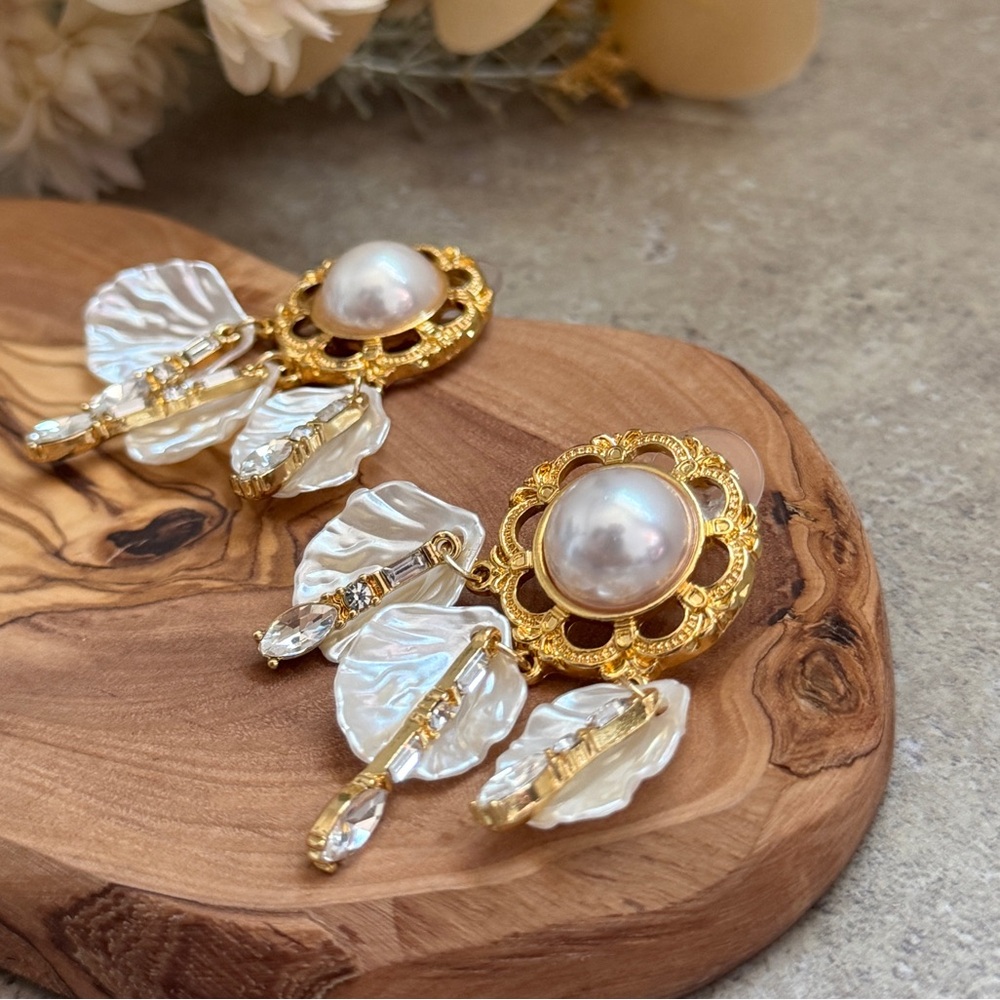 💖4/$30 NEW Elegant Gold and Pearl Drop Earrings